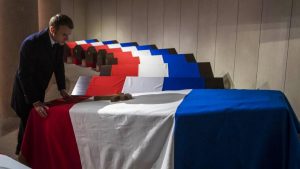 ماكرون غيّر لون العلم الفرنسي
